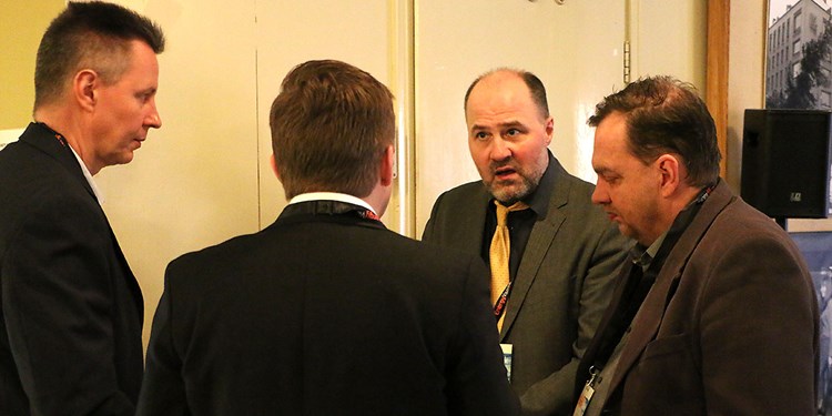 Urban Wikman från svenska företaget Cue Dee, tvåa från höger, i aktivt nätverkande under en paus i konferensen Energy Business Forum
